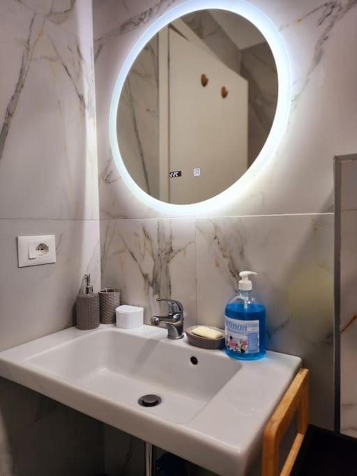 Central Deluxe Inn For Three 24H Check In ติรานา ภายนอก รูปภาพ